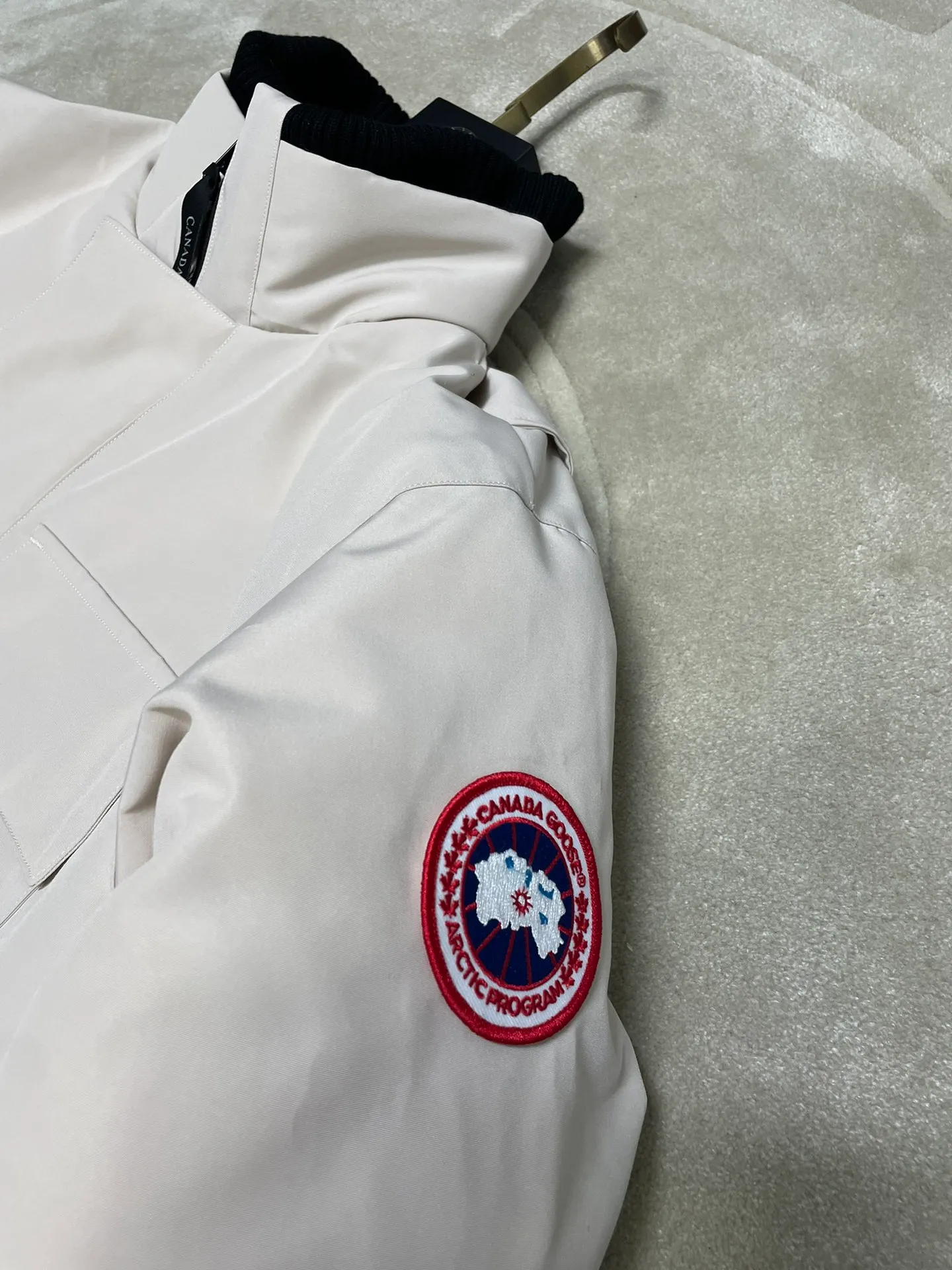 P800 forester men's new model black 24 models Canada Goose (Canada Goose) Men's model xs-xxl The highest version on the market! 🔥 Recommendation of single product for autumn and winter hard goods # Produced by OEM canada goose # The Canadian brand canada goose has always been recognized as the warmest down jacket, and its existence can often be seen in the winter street photos of various celebrities. I make Canada Goose every year, but I still can’t get rid of my love for it. No matter how cold the weather is, there’s no need to be afraid! Because this year, as always, we will provide you with ruthless goods and prepare large quantities of goods. I believe that the market has become a bit chaotic, but we are not afraid. Only good things are competitive, not comparing prices! No one is stupid enough to quote a high price and send old customers away! Look at price in the short term and quality in the long term! If you care about quality, please respect its price! If what you want is cheap, please don't expect good quality! You get what you pay for, this is the rule of the market! We really value quality. It is only worn by the one who understands you! Filling content: 90 international standard duck down! I won’t say much more, everyone sells their own goods! Regarding the down content, you can feel it with your hands. There is nothing wrong with good down. Another customer said that the clothes are very light, but the ones on the market are very heavy. For us insiders, adding some filament to the clothes will make them look bulging and heavy. But we won't do that! 🔥Pure original fidelity! 🔥Everyone who has been cooperating with us in the past few years knows that the large-scale wholesale market products are incomparable to us. You are welcome to visit the brick cabinet and then come to my home to buy! It is the legendary warmest down jacket. A goose and a single layer of clothing can withstand minus 20 degrees Celsius! Known as a must-have for Arctic outdoor sports! The most popular down jacket in the world, celebrities are rushing to buy it, it is a must-have!